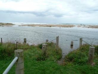 BmP2 at 15.12: The waves are coming over the berm opposite the GOR bridge and the estuary water level is 1.34mAHD.