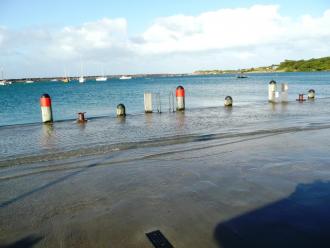14.40 in the Apollo Bay harbour: Extreme tide with water over the new concrete wharf in the harbour