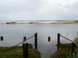 The estuary height was 1.48m, the swell moderate. The swell is crossing the berm with the high tide. The harbour still water height at 15.20 was 1.40mAHD; a high tide.